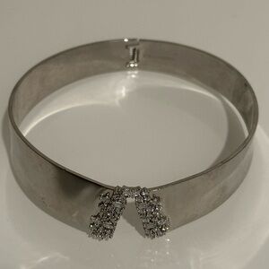 Silver metal choker with diamonds on the front